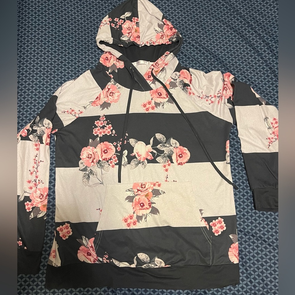 Pretty Hoodie w/ Flowers. Super soft and lightweight. Size L